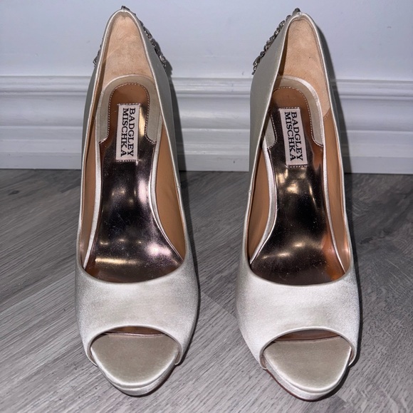 Badgley Mischka Kiara Embellished Ivory
Peep-toe Pump - Picture 5 of 15
